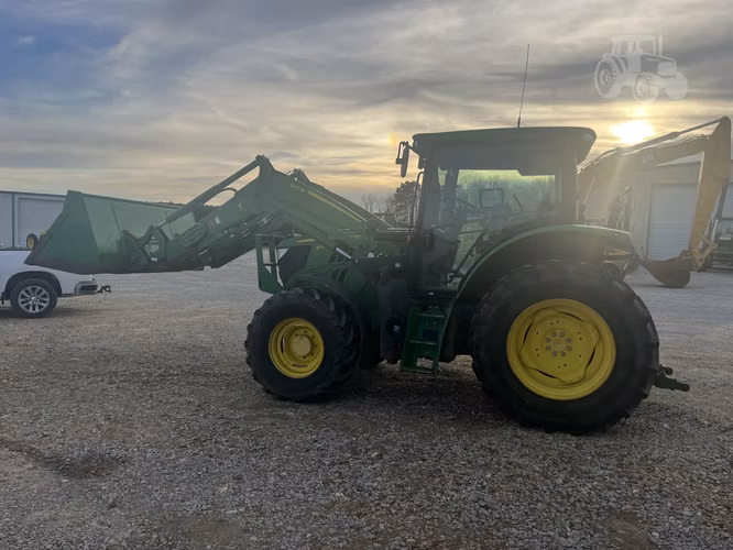 2017 JOHN DEERE 6110R