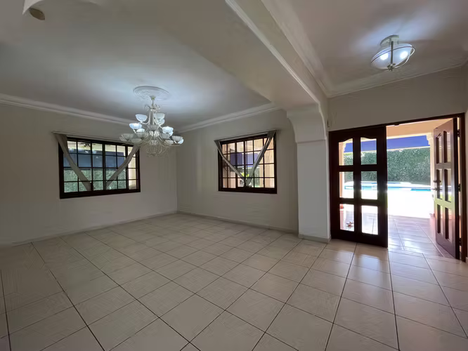 Casa en Camino de Cruces - 860 m² de dos niveles y amplia piscina - Imagen 10