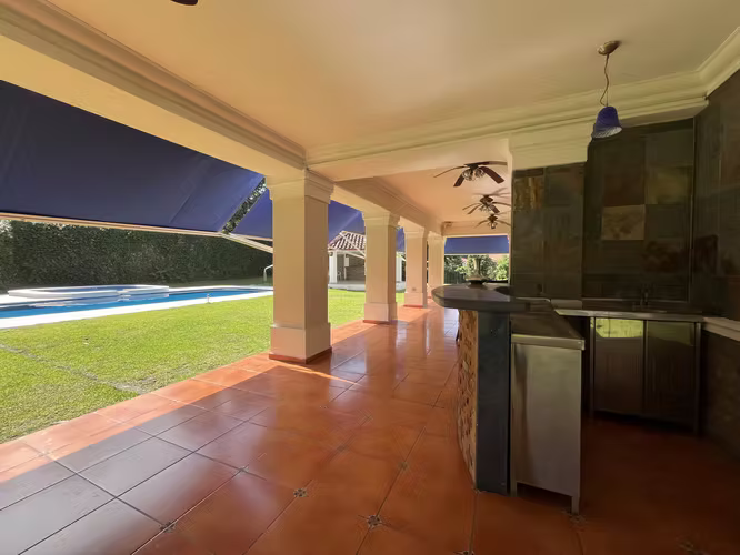 Casa en Camino de Cruces - 860 m² de dos niveles y amplia piscina - Imagen 5