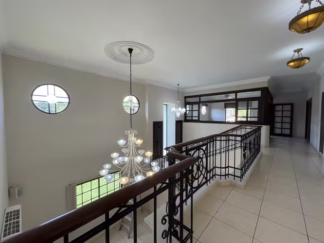 Casa en Camino de Cruces - 860 m² de dos niveles y amplia piscina - Imagen 15