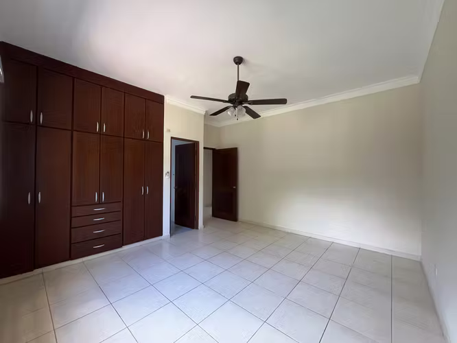 Casa en Camino de Cruces - 860 m² de dos niveles y amplia piscina - Imagen 17