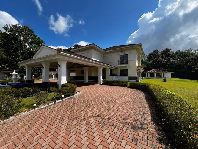 House in Camino de Cruces - 860 m ² on two levels and large pool
