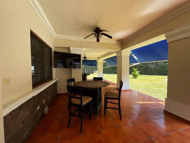 Casa en Camino de Cruces - 860 m² de dos niveles y amplia piscina - Imagen 4