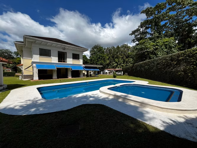Casa en Camino de Cruces - 860 m² de dos niveles y amplia piscina - Imagen 2