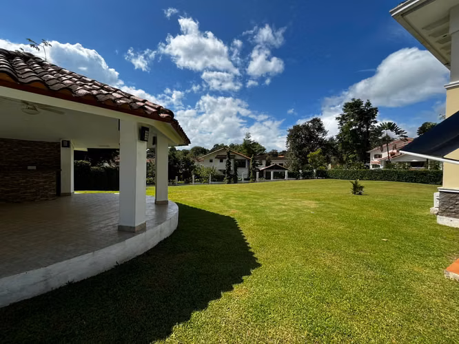 Casa en Camino de Cruces - 860 m² de dos niveles y amplia piscina - Imagen 3
