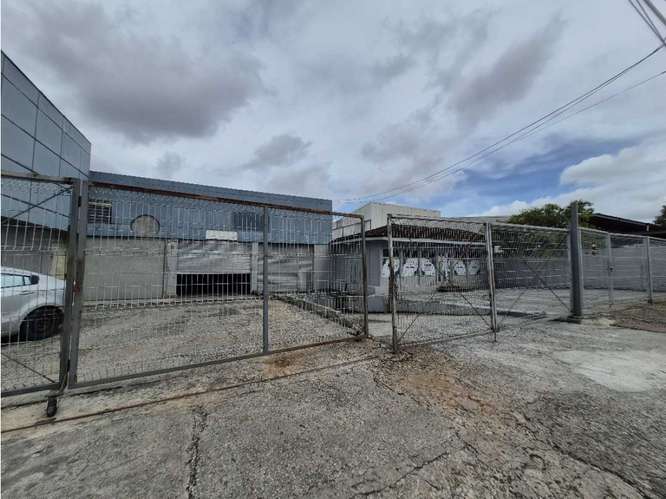 Alquiler de galera de 1450 mts en áreaindustrial de Los Angeles