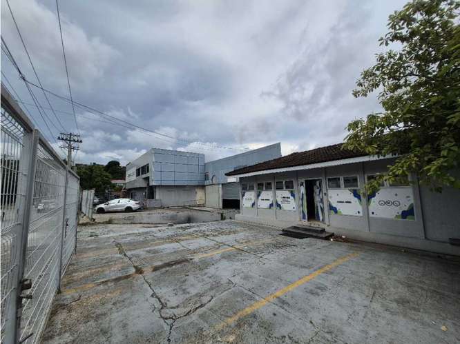 Alquiler de galera de 1450 mts en áreaindustrial de Los Angeles