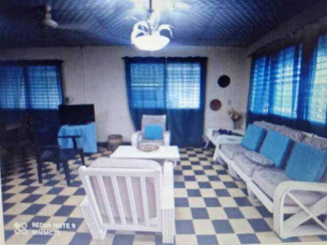 Se vende comodo chalet con amplio lote,  en Aguadulce - Imagen 2
