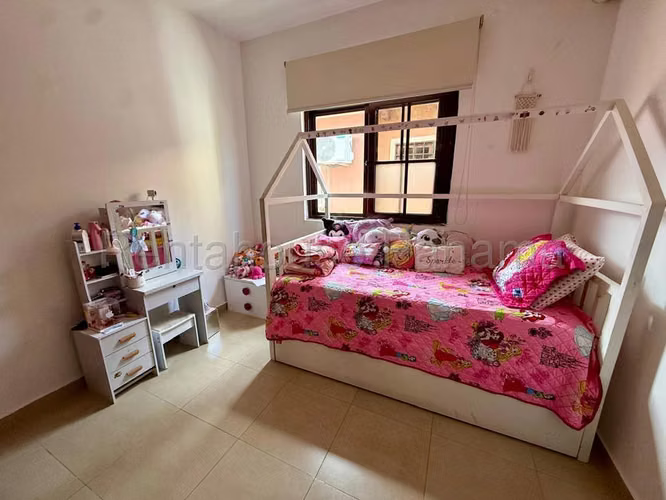 272045. Se alquila casa en Costa Sur, 4 recámaras con baño, den, patio.