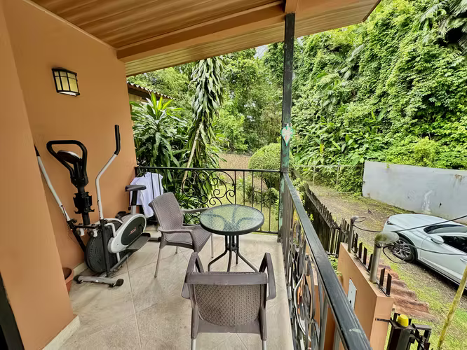 Se vende casa con patio en Condado del Rey