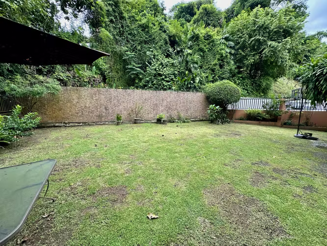 Se vende casa con patio en Condado del Rey