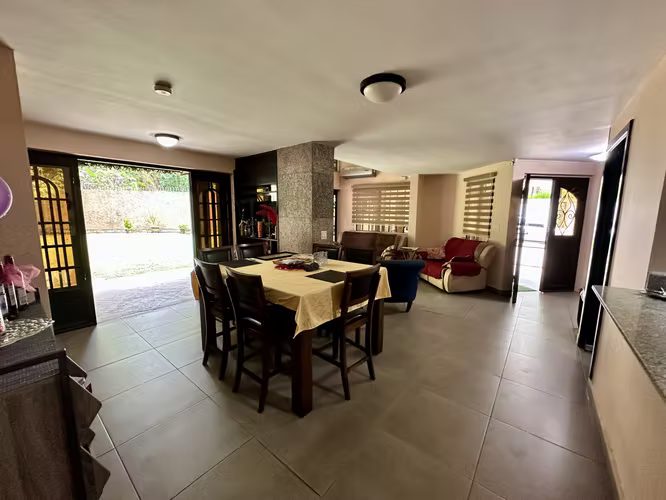 Se vende casa con patio en Condado del Rey