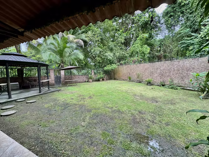 Se vende casa con patio en Condado del Rey