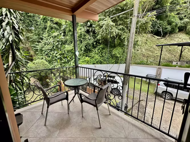 Se vende casa con patio en Condado del Rey