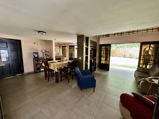 Se vende casa con patio en Condado del Rey