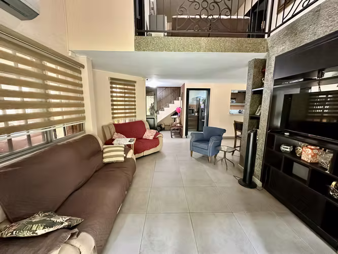 Se vende casa con patio en Condado del Rey