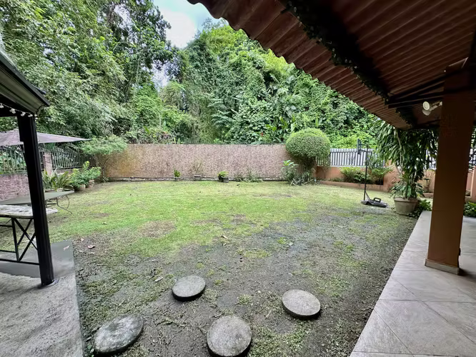 Se vende casa con patio en Condado del Rey