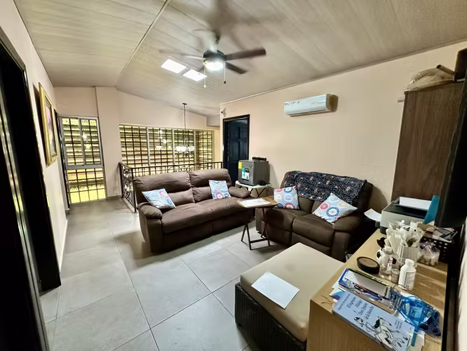 Se vende casa con patio en Condado del Rey