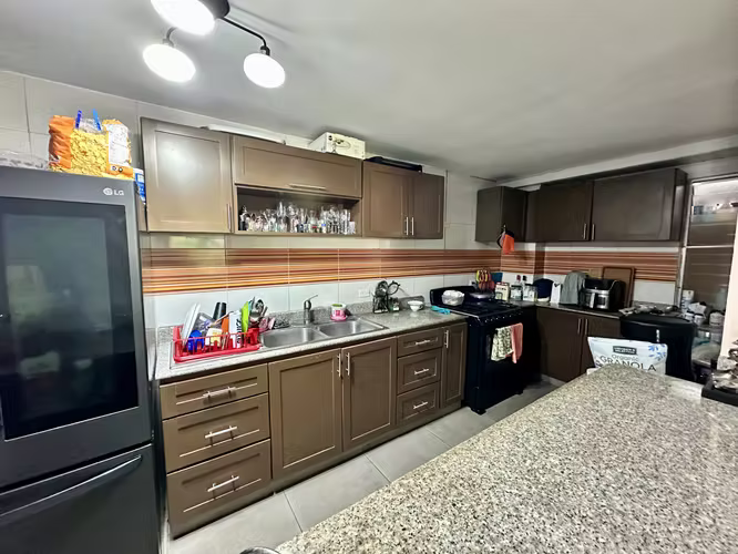 Se vende casa con patio en Condado del Rey