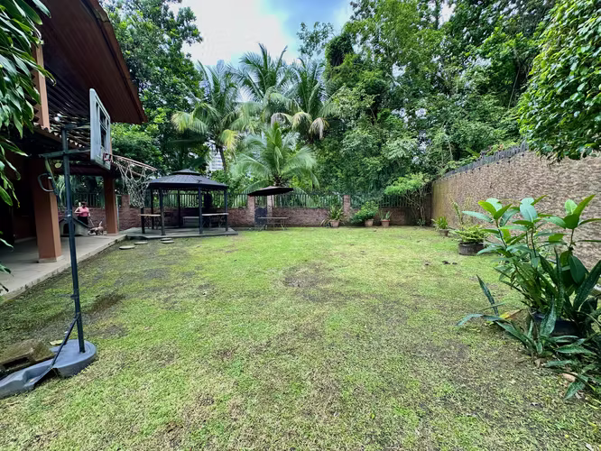 Se vende casa con patio en Condado del Rey