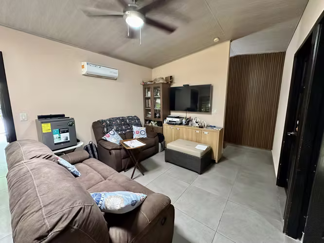 Se vende casa con patio en Condado del Rey