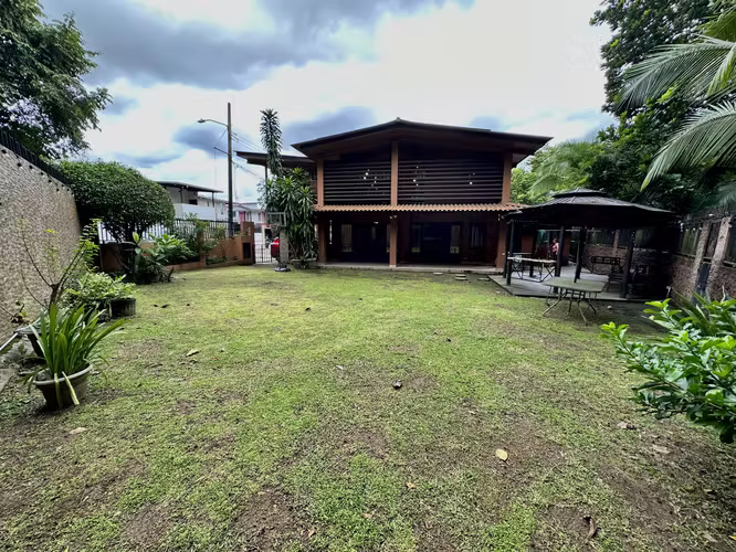 Se vende casa con patio en Condado del Rey