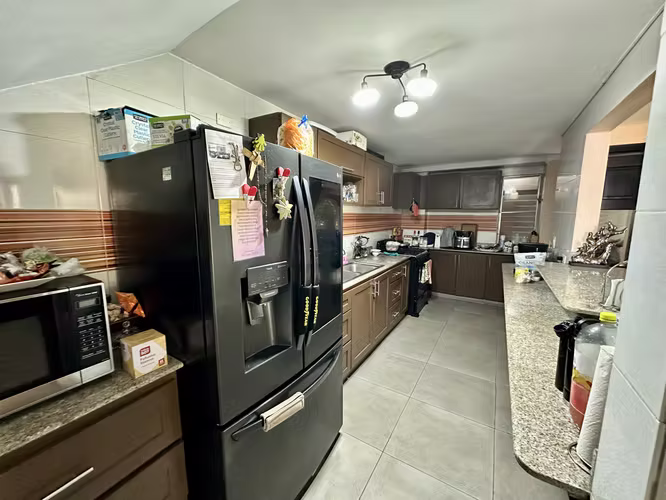 Se vende casa con patio en Condado del Rey