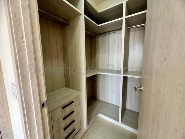 Se alquila apartamento en exclusivo PH en Santa María
