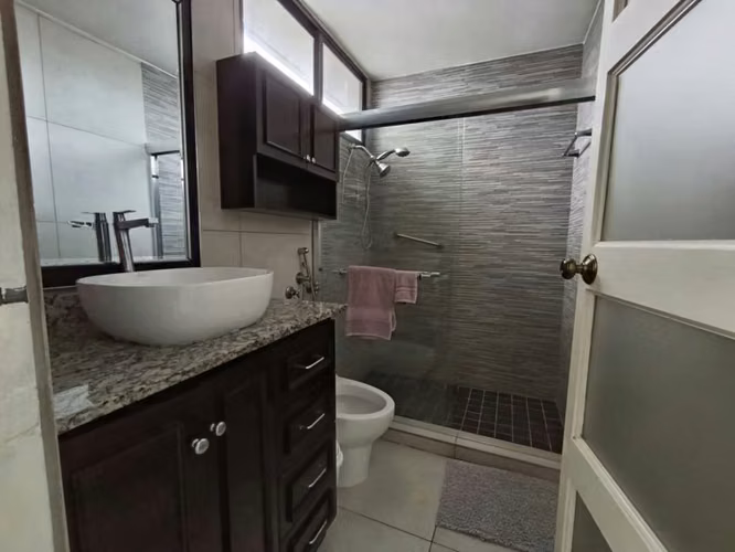 Alquilo apartamento PH Vista Tower Bella Vista calle 50 - Imagen 3
