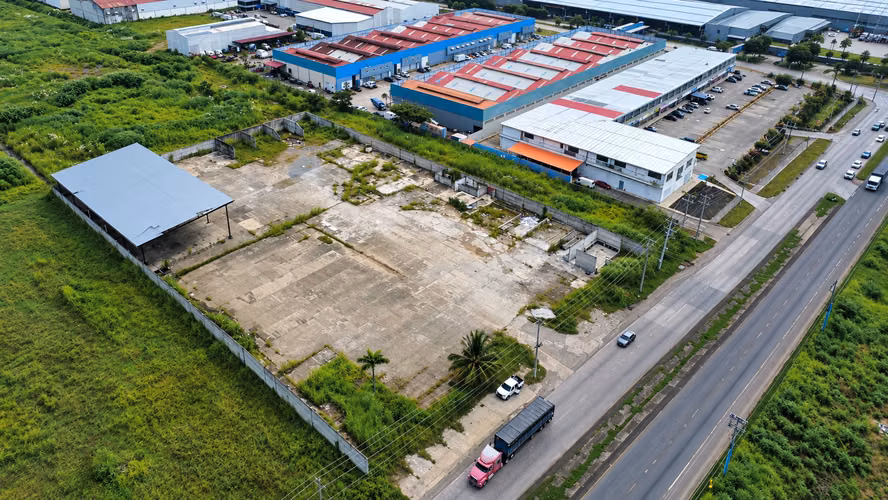 SE ALQUILA TERRENO COMERCIAL VÍA PARAMERICANA