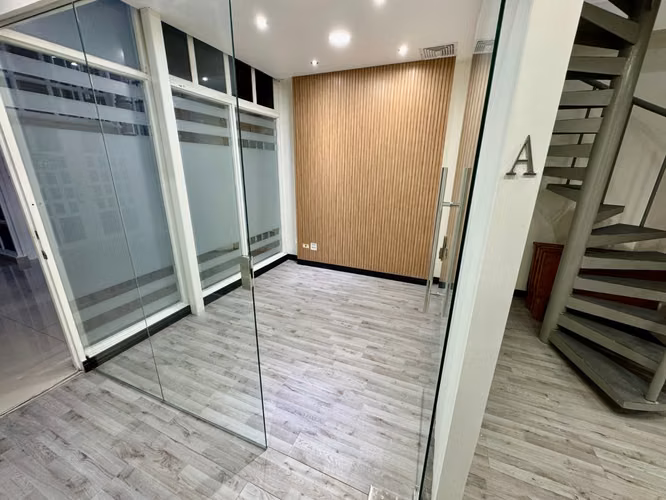 GLASS FRONT OFFICE · 8.4 M2 · PLAZA PAITILLA · 31A