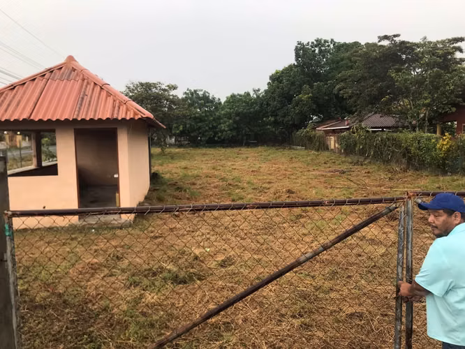 Lote en Lajas cerca del Machetazo, esta cercado , tanque séptico y tiene un quiosco - Imagen 2