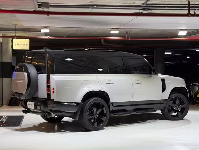 LAND ROVER DEFENDER 130 400PS X-DYNAMIC HSE 2026