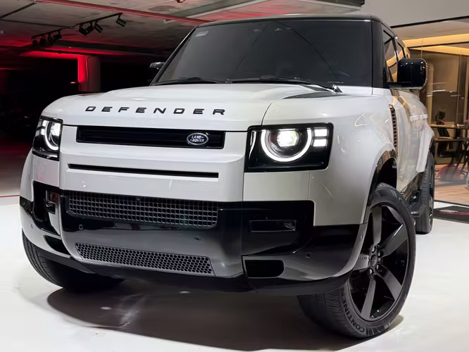 LAND ROVER DEFENDER 130 400PS X-DYNAMIC HSE 2026
