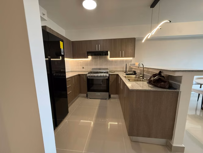 ALQUILER DE APARTAMENTO AMOBLADO FRENTE AL PARQUE OMAR - Imagen 5