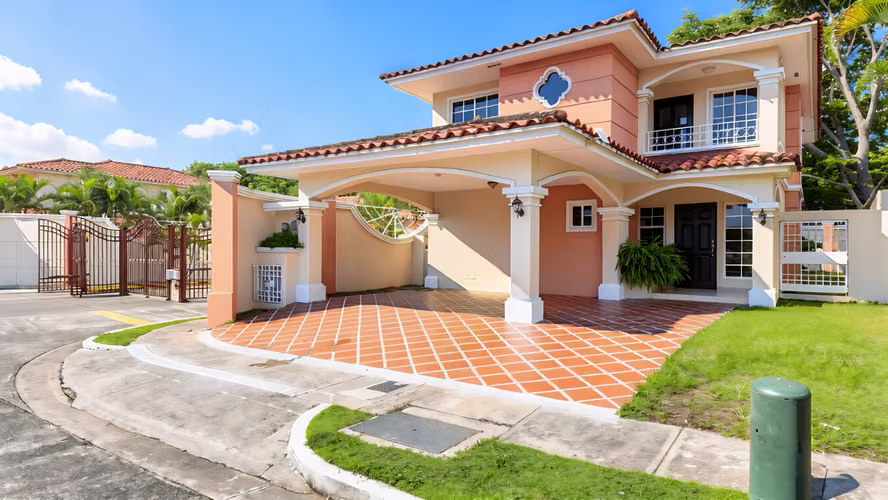 SE ALQUILA ACOGEDORA CASA EN VILLA VALENCIA, COSTA SUR