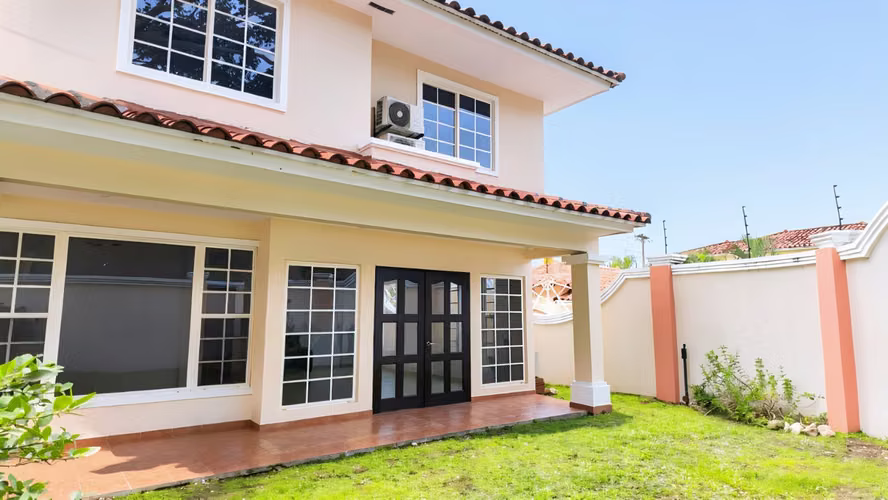 SE ALQUILA ACOGEDORA CASA EN VILLA VALENCIA, COSTA SUR