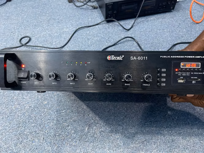 Amplificador de megafonía comercial