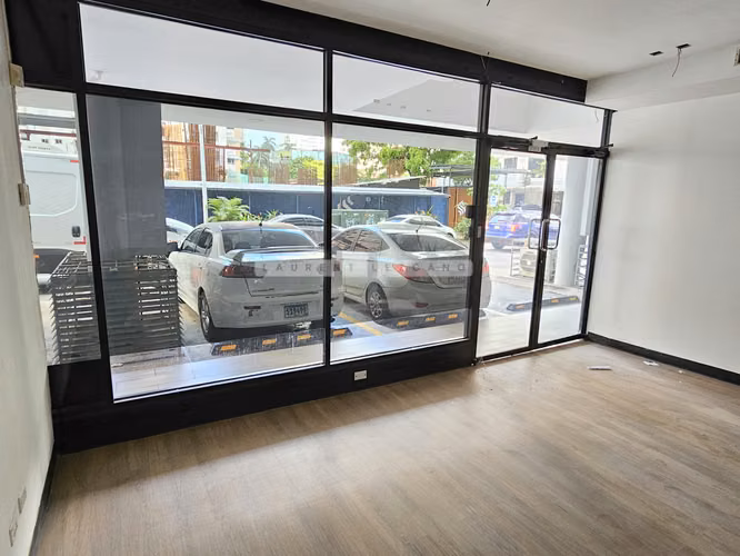 Venta Local Comercial en Marbella con Calle Uruguay - Planta Baja. Haga una oferta