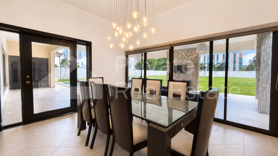 Se Vende casa en Paseo del parque Costa del Este