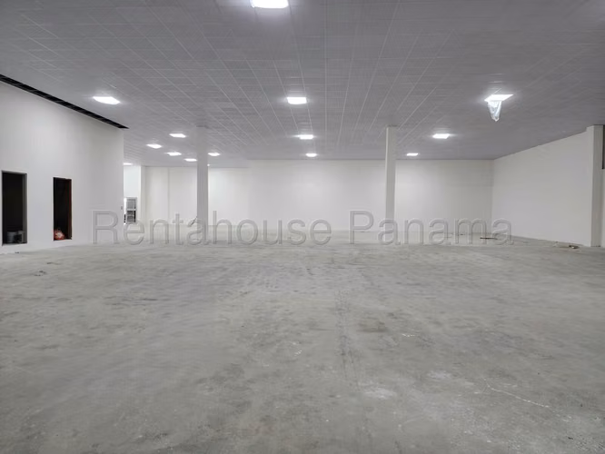 Alquiler de Local Comercial en Chanis, Plaza Agora, (Solo Cliente Directo) .