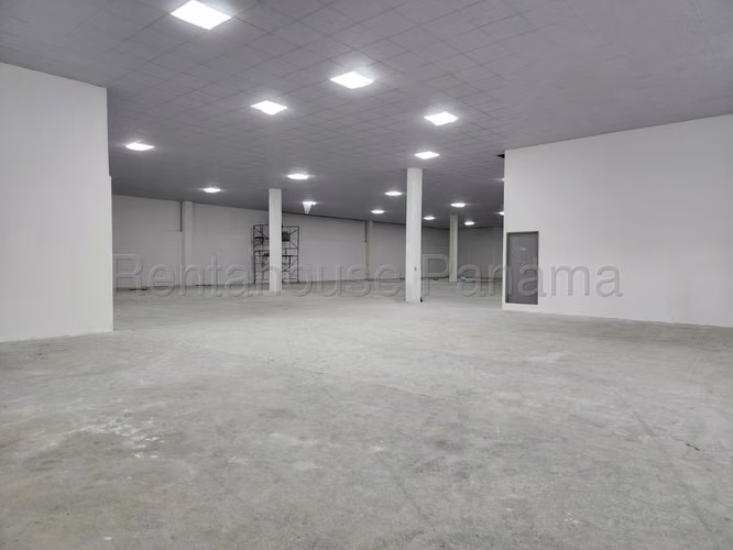 Alquiler de Local Comercial en Chanis, Plaza Agora, (Solo Cliente Directo) .