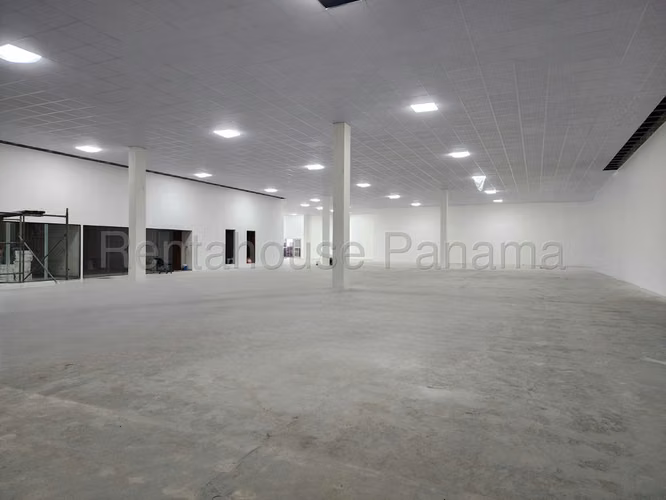 Alquiler de Local Comercial en Chanis, Plaza Agora, (Solo Cliente Directo) .