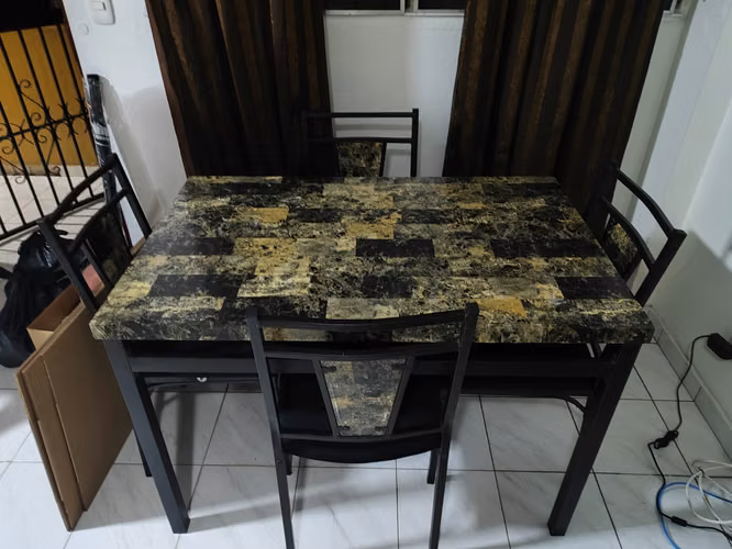 Comedor moderno de 4 puestos – Buen estado