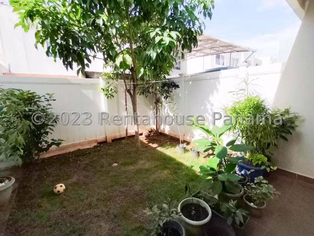 Venta Casa duplex en Brisas del Golf 23MAM9188