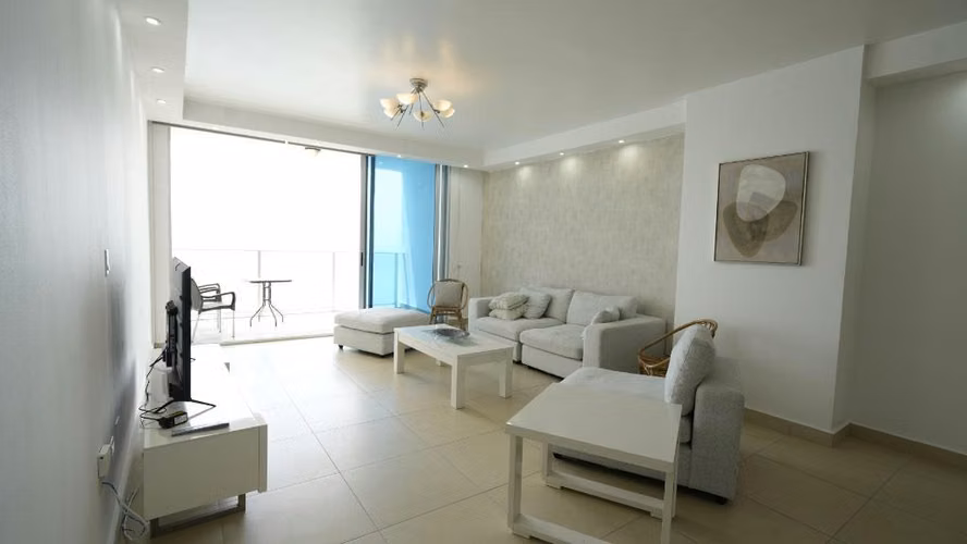 EN VENTA | AMPLIO APARTAMENTO | VISTA AL MAR - Imagen 2