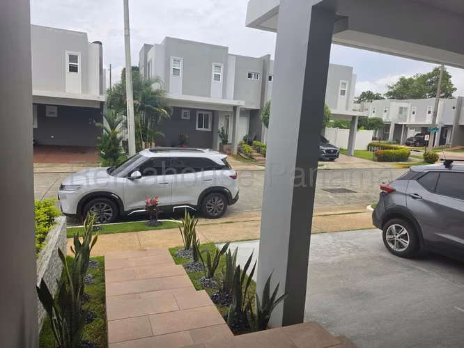 VENDO Casa en Ph Victoria REMODELADA. Paseo del Norte. 157m2