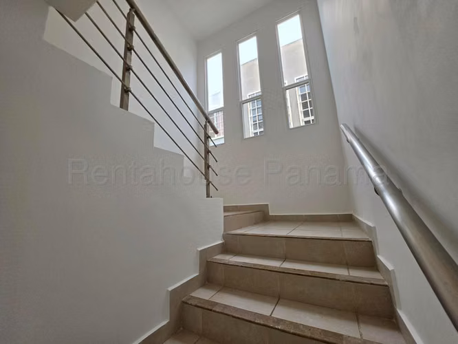 VENDO Casa en Ph Victoria REMODELADA. Paseo del Norte. 157m2