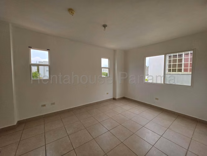 VENDO Casa en Ph Victoria REMODELADA. Paseo del Norte. 157m2