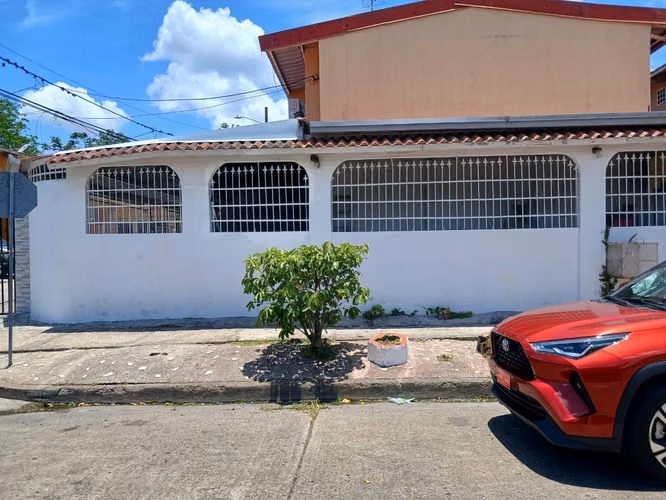 ## CASA EN VENTA EN LOS ANDES DE ESQUINA| 2 RECÁMARAS + 2 BAÑOS